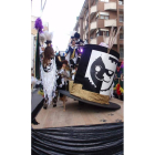 Sombrero, plumas o pelucas... Todo vale para disfrutar de la fiesta.