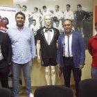 Futbolistas de la Cultural posan con las equipaciones de la próxima temporada.