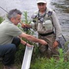 El agente forestal mide una captura antes de ser devuelta al agua.