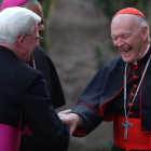 El cardenal de Washington Theodore McCarrick sonríe junto a los obispos William P. Fay y Wilton Gregory, en una imagen de archivo.