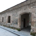 El edificio de Las Cuadras, a los pies del castillo templario, acogerá las dos oficinas.