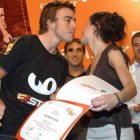 Fernando Alonso felicita a la leonesa Leila Álvarez García.