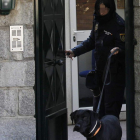 Un policía abandona el domicilio del empresario detenido, Gerardo Díaz Ferrán.