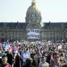 Miles de manifestantes con la pancarta ‘Un sólo padre, una sóla madre’ ayer, en París.