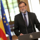 El presidente del Gobierno, Mariano Rajoy, atiende a los periodistas en una rueda de prensa en el palacio de la Moncloa.