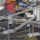 Montañas de carbón en las instalaciones de la central térmica de La Robla.