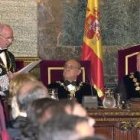 El Rey escucha la intervención de Jesús Cardenal, en presencia del presidente del Tribunal Supremo