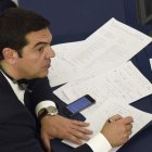 Alexis Tsipras toma notas durante el pleno del PE.