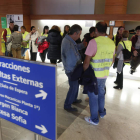 Empleados de limpieza del Hospital, plantados ayer en el recibidor del centro. JESÚS F. SALVADORES