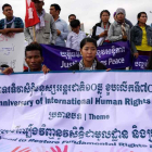 Se cumplen 70 años de la Declaración Universal de los Derechos Humanos. En la foto, habitantes de Phnom Penh, en Camboya, celebran con pancartas la efeméride.