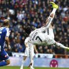 Cristiano intenta un remate acrobático en el partido ante el Depor en el Bernabéu.