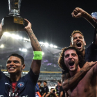 Neymar, a lomos de Rabiot, celebra el título junto a Thiago Silva