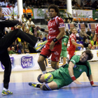 Losert intenta atajar el lanzamiento del jugador del Antequera una vez que este superaba la defensa del francés Di Panda.
