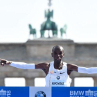Eliud Kipchoge, entrando vencedor con récord mundial en el maratón de Berlín.