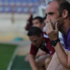 Alberto Monteagudo sufre con el juego desplegado por su equipo en la segunda parte.