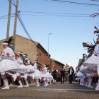 El Grupo de Danzas Virgen de las Angustias de Pobladura de Pelayo García, ayer en plena actuación en la procesión de la fiesta del Voto. J. NOTARIO
