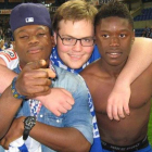 Stallone (i) junto a su hermano Anthony (d) y un aficionado del Genk.
