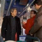 Miguel Martínez y Luis Herrero escuchan atentamente las explicaciones de uno de los voluntarios