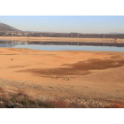 Aspecto que presentaba ayer el embalse de Bárcena, desde la ribera de Cubillos, donde la tierra ha ganado el terreno al agua.