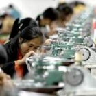 Trabajadoras chinas en una planta de fabricación textil en Zhejiang, al este del país