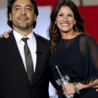 Julia Roberts sonríe junto a Javier Bardem tras recoger el premio Donostia.