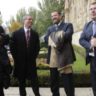 Joaquín Rodríguez, Carlos Pollán y Javier Baena esperan que López Benito, segundo por la izquierda, cumpla su palabra.