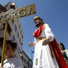 Gigantes y cabezudos venidos de Zamora, Asturias y León