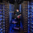 Un técnico de Google trabaja en un centro de datos de la compañía.