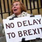 Una manifestante partidaria del brexit sostiene una pancarta ante el Parlamento británico, en Londres.