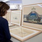 Una persona observa parte de los documentos que se podrán consultar en el Archivo Digital Gaudí. QUIQUE GARCÍA