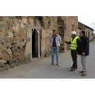 El nuevo alcalde y su teniente, ayer en el inicio de las obras en la ermita cultural de Magaz.