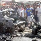Un grupo de iraquíes observan el lugar tras la explosión en Bagdad