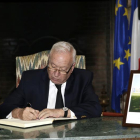 El ministro de Asuntos Exteriores, José Manuel García-Margallo, firma en el libro de condolencias instalado en el vestíbulo de la residencia del embajador de Francia en España, Yves Saint-Geours, tras los atentados terroristas de ayer en París.