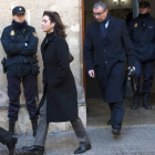 Diego Torres y su esposa salen de los juzgados de Palma.