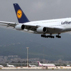 Un A-380 de Lufthansa aterriza en el aeropuerto de El Prat.