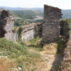 Dos de las torres en peor estado del castillo de Sarracín, en una imagen del pasado mes de julio.