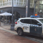 Despliegue, a primera hora, en el centro de Ponferrada para registrar el piso de uno de los detenidos. DL