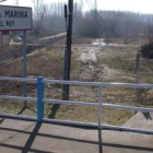 El actual puente de hormigón apenas dispone de anchura suficiente para el tránsito de peatones.