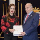 Silvia Clemente recibe el informe de manos de Javier Amoedo. R. GARCÍA