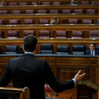 Pedro Sánchez se dirige a Pablo Casado ayer, en el Congreso de los Diputados. EMILIO NARANJO