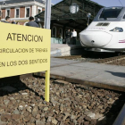 Los trenes playeros acercan la playa de Gijón a los leoneses