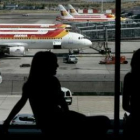 Varios aviones de Iberia estacionados en la T-4 del aeropuerto de Madrid-Barajas.
