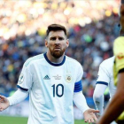 Messi, asombrado, pide explicaciones al árbitro paraguayo Mario Díaz de Vivar tras ser expulsado ante Chile en la semifinal.