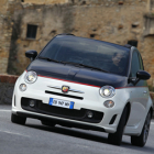 El tono bicolor de carrocería personaliza la versión Abarth del 500C.