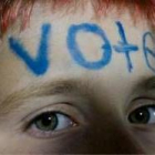 Una joven de Toledo (Ohio) con la palabra «vote» en su frente
