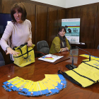 Cristina López Voces, con una de las bolsas de la compra que se repartirán mañana y el jueves.