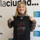 La diseñadora leonesa María Lafuente con la camiseta solidaria con la que recaudarán fondos para el