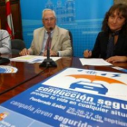 Guillermo García, entre un funcionario local y la edil Susana Téllez.