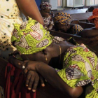 Mujeres rezan en una iglesia de Abuya, capital de Nigeria, por la recuperación de las niñas raptadas.