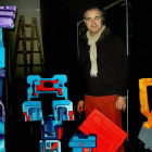 Manuel Sandoval junto a una de sus construcciones hechas con materiales reciclados.